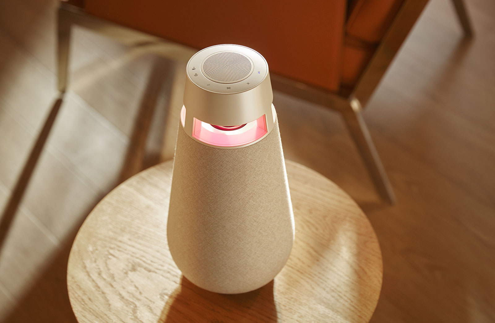 图为早晨餐桌上的 XBOOM 360 XO3。