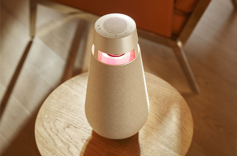 图为早晨餐桌上的 XBOOM 360 XO3。