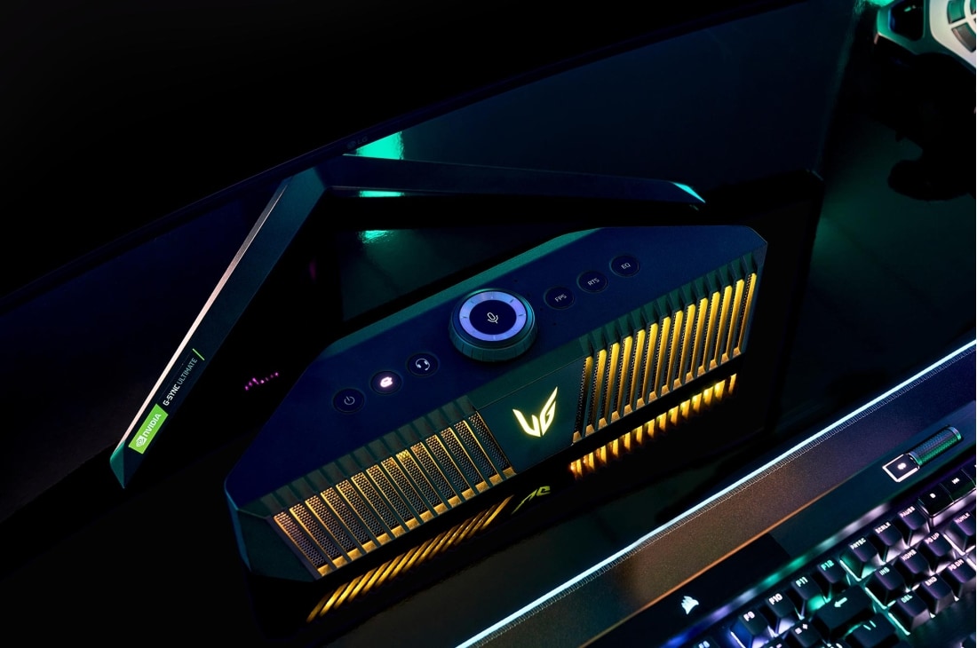 LG UltraGear 游戏音箱, 黑暗游戏室中放置在 V 形显示器下方的 GP9 的顶部侧视图, GP9D, thumbnail 5