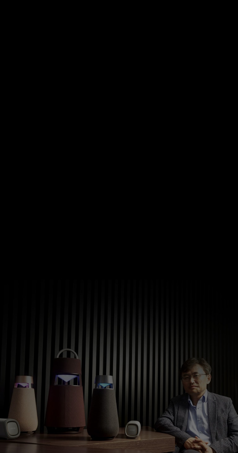 图为韩国照明设计师协会主席 Seungdae Hong 教授与桌子上的 XBOOM 系列产品