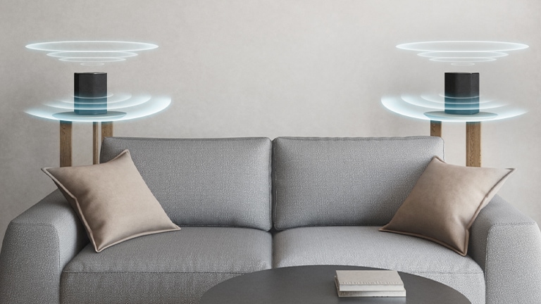 2 个后置扬声器放置在沙发的左右两边。后置扬声器中散发出声波图形。