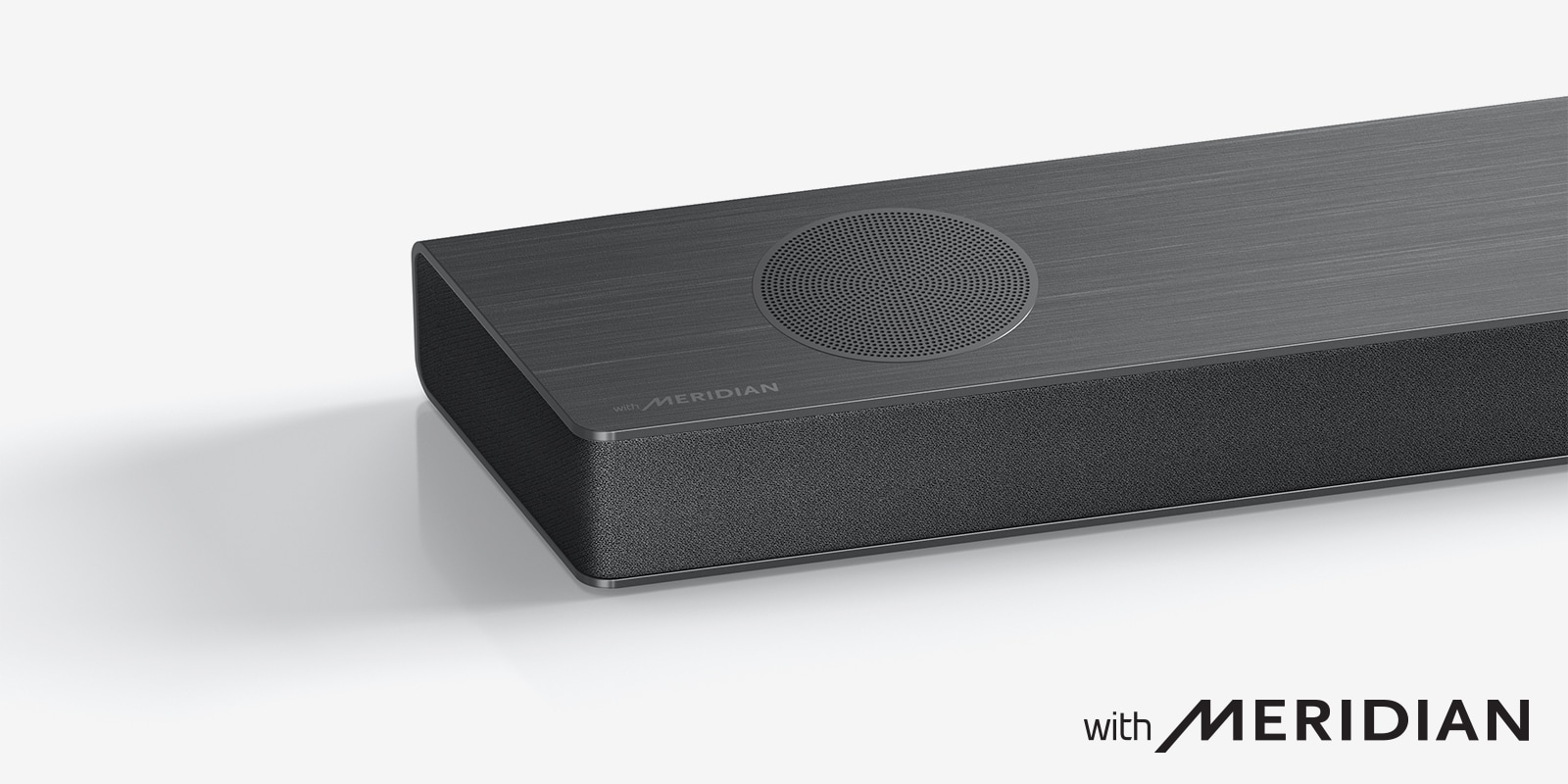 LG 无线环绕回音壁左侧特写，产品左下角显示有 Meridian 的标志。