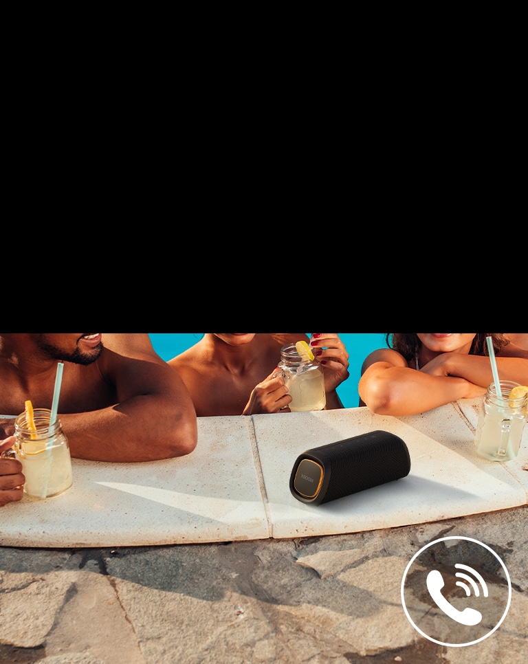 LG XBOOM Go XG5 放置在泳池畔。三个人通过泳池中的扬声器聊天。