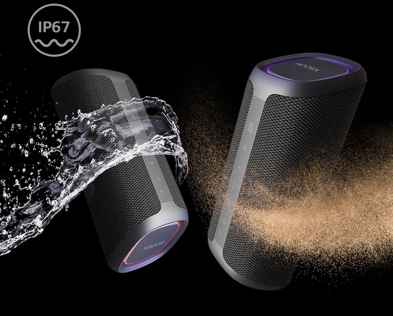 两台 LG XBOOM Go XG7 放置在无边空间中。一张图像显示防水，另一张图像显示防尘。
