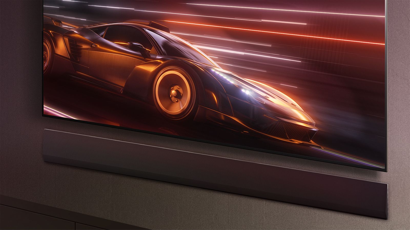 LG 回音壁 和 LG TV 一起展示。屏幕上显示赛车游戏。