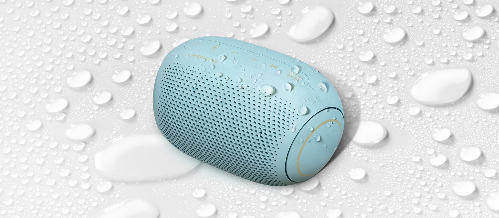 白色背景中，LG XBOOM Go 面向左上方。LG XBOOM Go 上面和下面都有水滴。