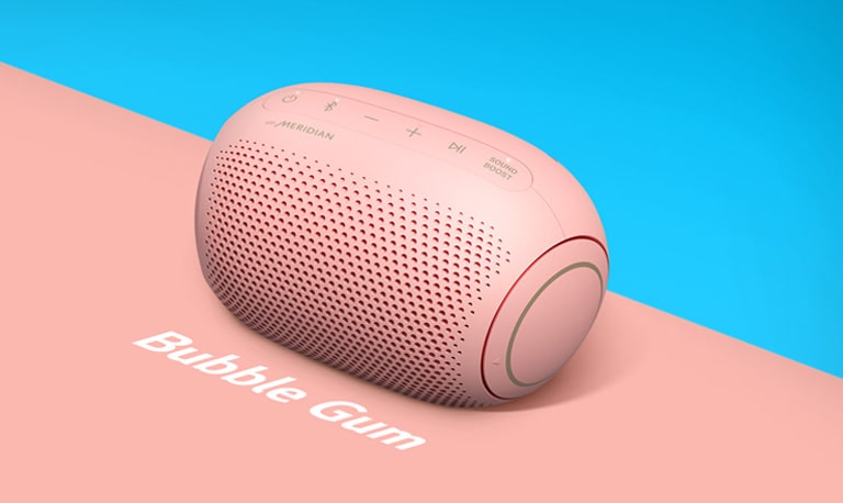 白色背景中，LG XBOOM Go 正面的对角俯视图。