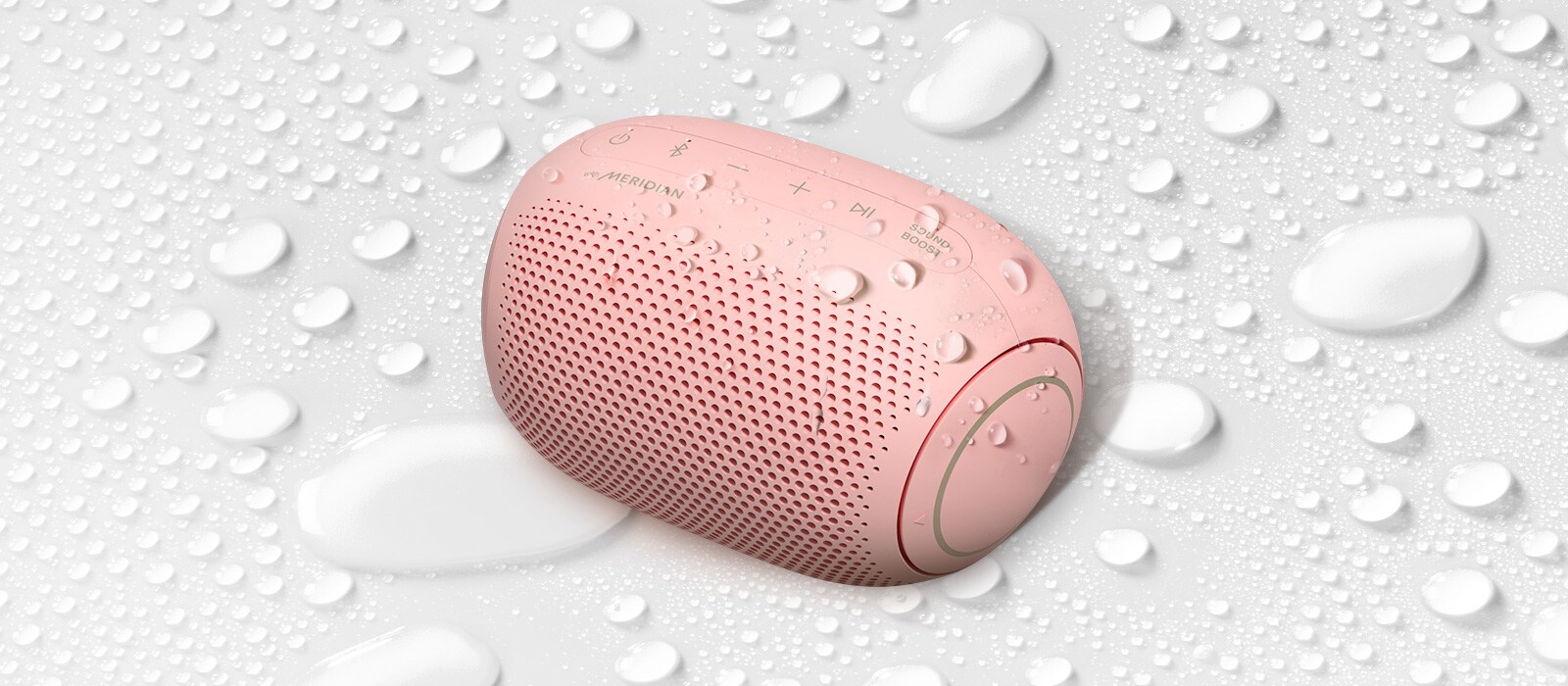 白色背景中，LG XBOOM Go 面向左上方。LG XBOOM Go 上面和下面都有水滴。