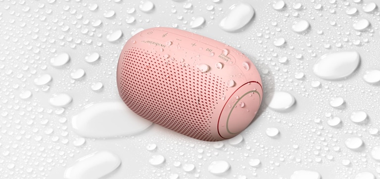 白色背景中，LG XBOOM Go 面向左上方。LG XBOOM Go 上面和下面都有水滴。