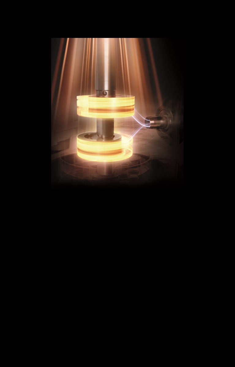 Μια εικόνα δύο γυναικών και ενός κοριτσιού που φοράει ένα καπελάκι γενεθλίων και φυσάει τα κεριά σε μια τούρτα.