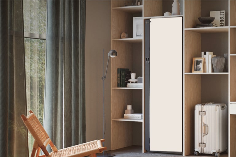 Obszar z pokrywą na żywność wewnątrz lodówki.