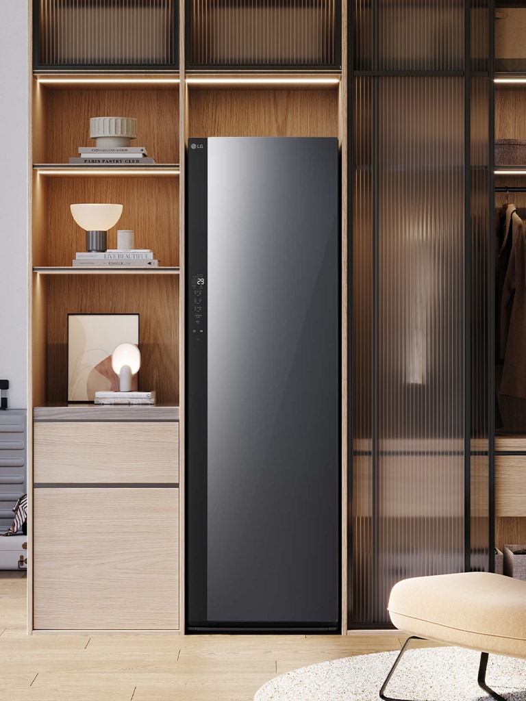 展示 LG Styler 蒸汽衣物护理机适合放置在各种空间和环境的视频