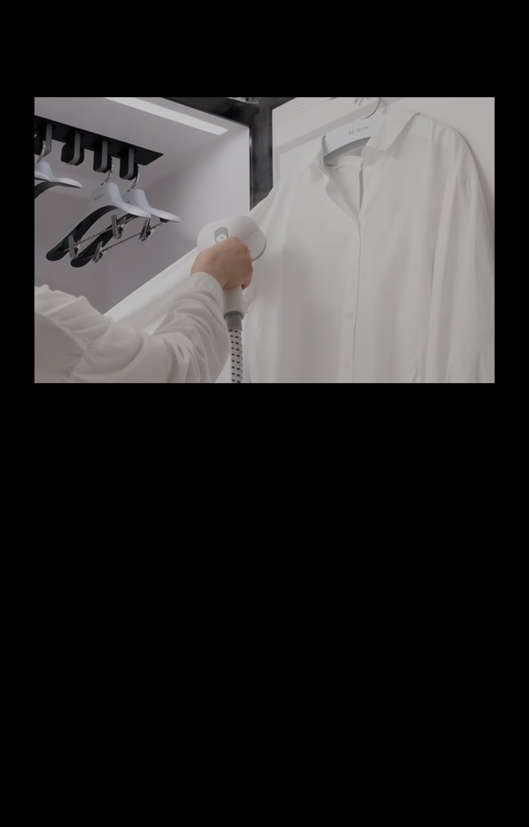 使用 LG Styler 蒸汽衣物护理机便捷的内置蒸汽机（带可调节压力设置）熨烫衬衫的人