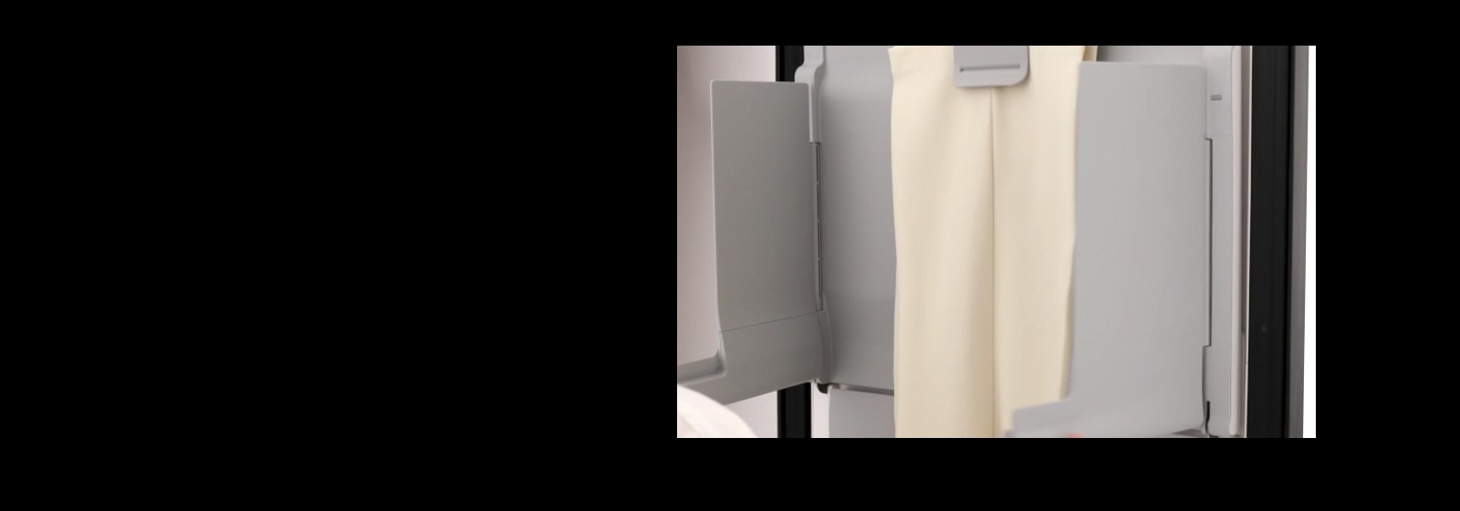 使用 LG Styler 蒸汽衣物护理机多层 EZ Fit PantsPress™ 熨烫机熨平长裤褶皱、恢复裤褶的人。