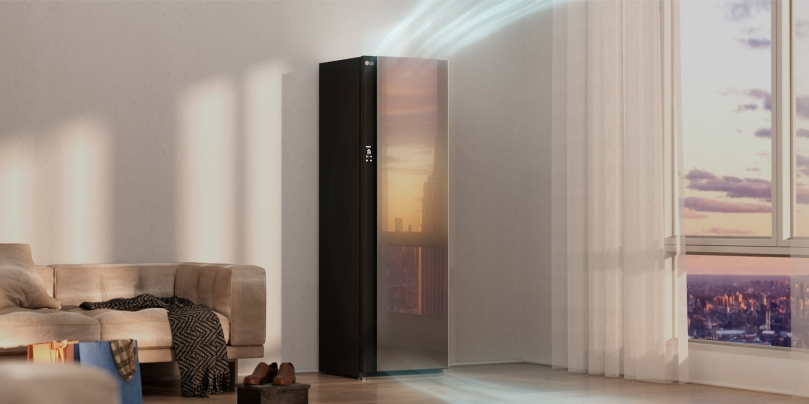 起居室中的 LG Styler 蒸汽衣物护理机自动循环空间内的空气。护理机内的衣物气味清新，起居室已除湿。