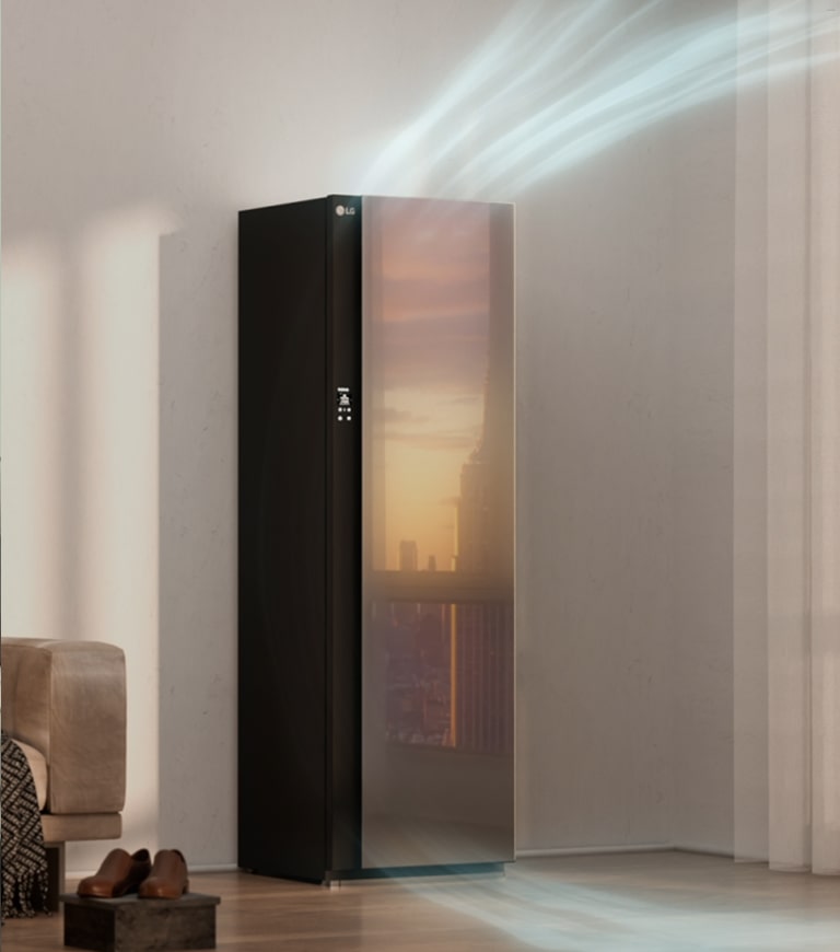 起居室中的 LG Styler 蒸汽衣物护理机自动循环空间内的空气。护理机内的衣物气味清新，起居室已除湿。