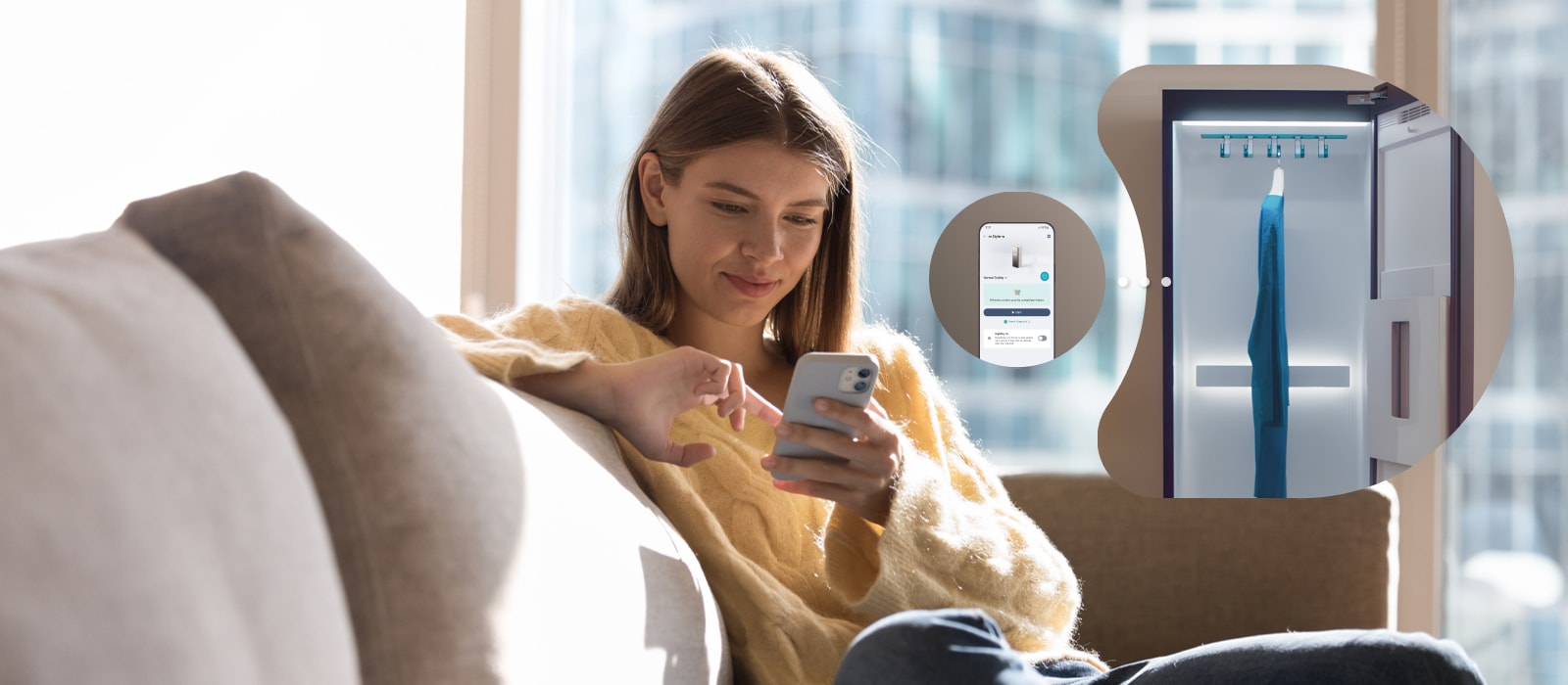 坐在沙发上手拿手机、同时 LG Styler 蒸汽衣物护理机正在工作的女士