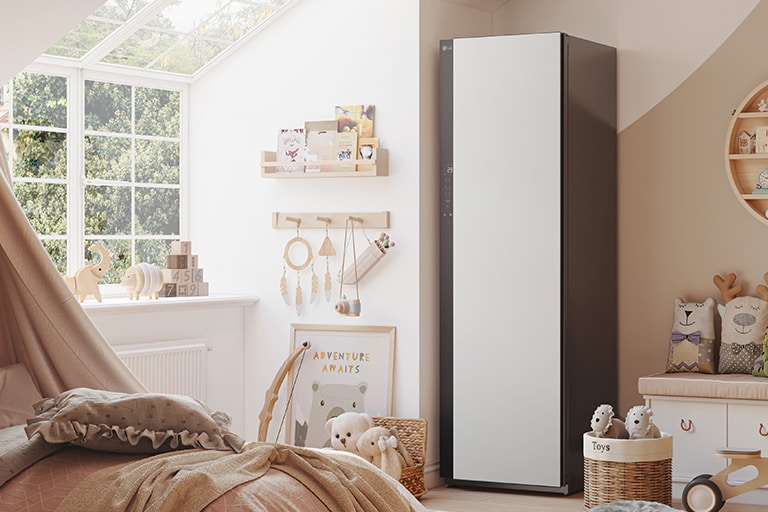 Obszar z pokrywą na żywność wewnątrz lodówki.