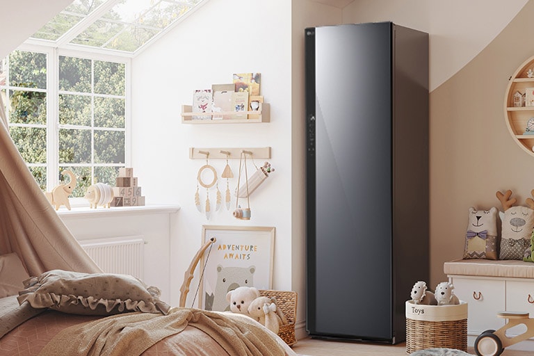 Obszar z pokrywą na żywność wewnątrz lodówki.