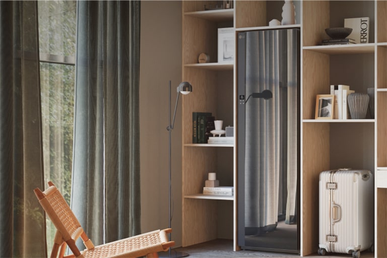 Obszar z pokrywą na żywność wewnątrz lodówki.