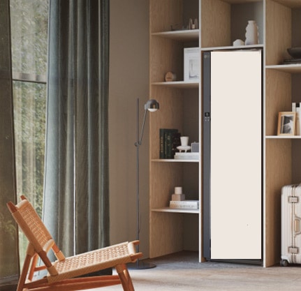 Obszar z pokrywą na żywność wewnątrz lodówki.