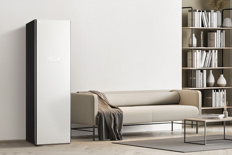 Nó cho thấy LG Objet Styler màu be mờ được đặt trong phòng khách phù hợp tự nhiên với đồ nội thất xung quanh.