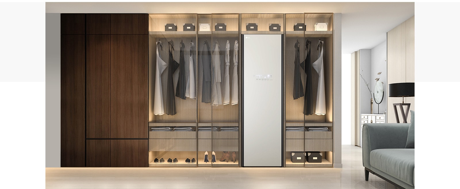 Nó cho thấy LG Objet Styler đứng với tủ quần áo tích hợp trong phòng thay đồ.