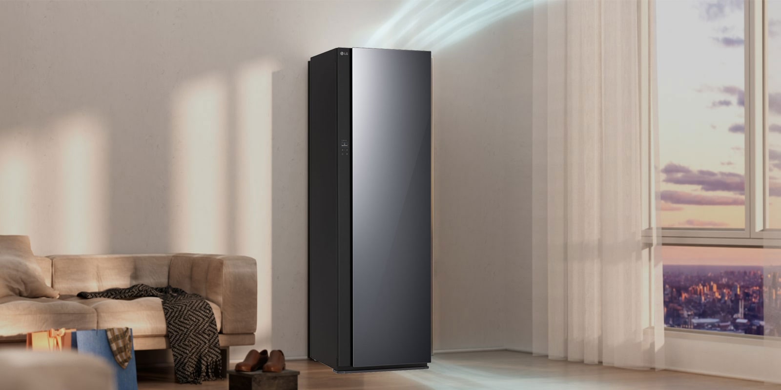 起居室中的 LG Styler 蒸汽衣物护理机自动循环空间内的空气。护理机内的衣物气味清新，起居室已除湿。