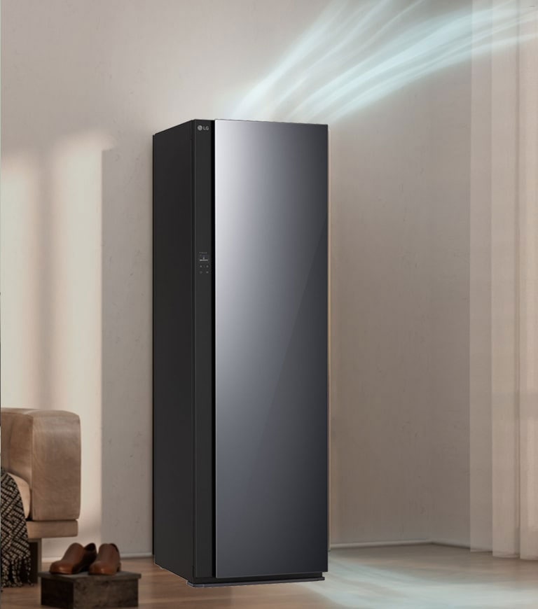 起居室中的 LG Styler 蒸汽衣物护理机自动循环空间内的空气。护理机内的衣物气味清新，起居室已除湿。