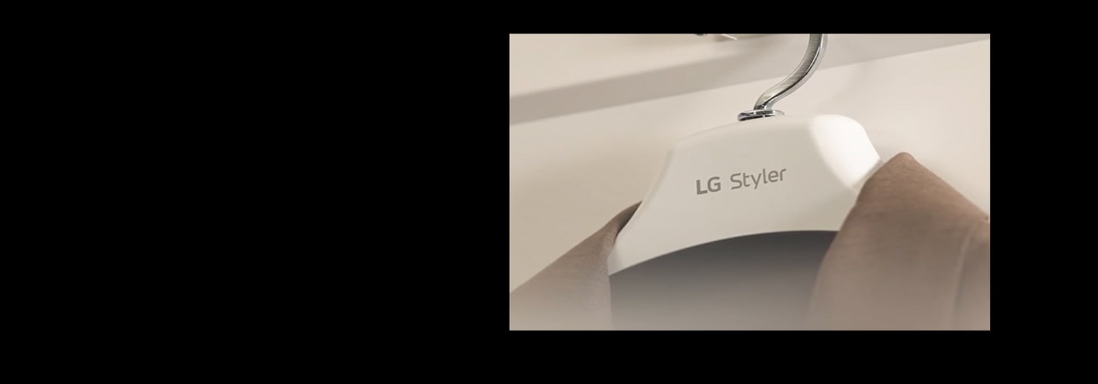 使用 LG Styler 蒸汽衣物护理机多层 EZ Fit PantsPress™ 熨烫机熨平长裤褶皱、恢复裤褶的人。