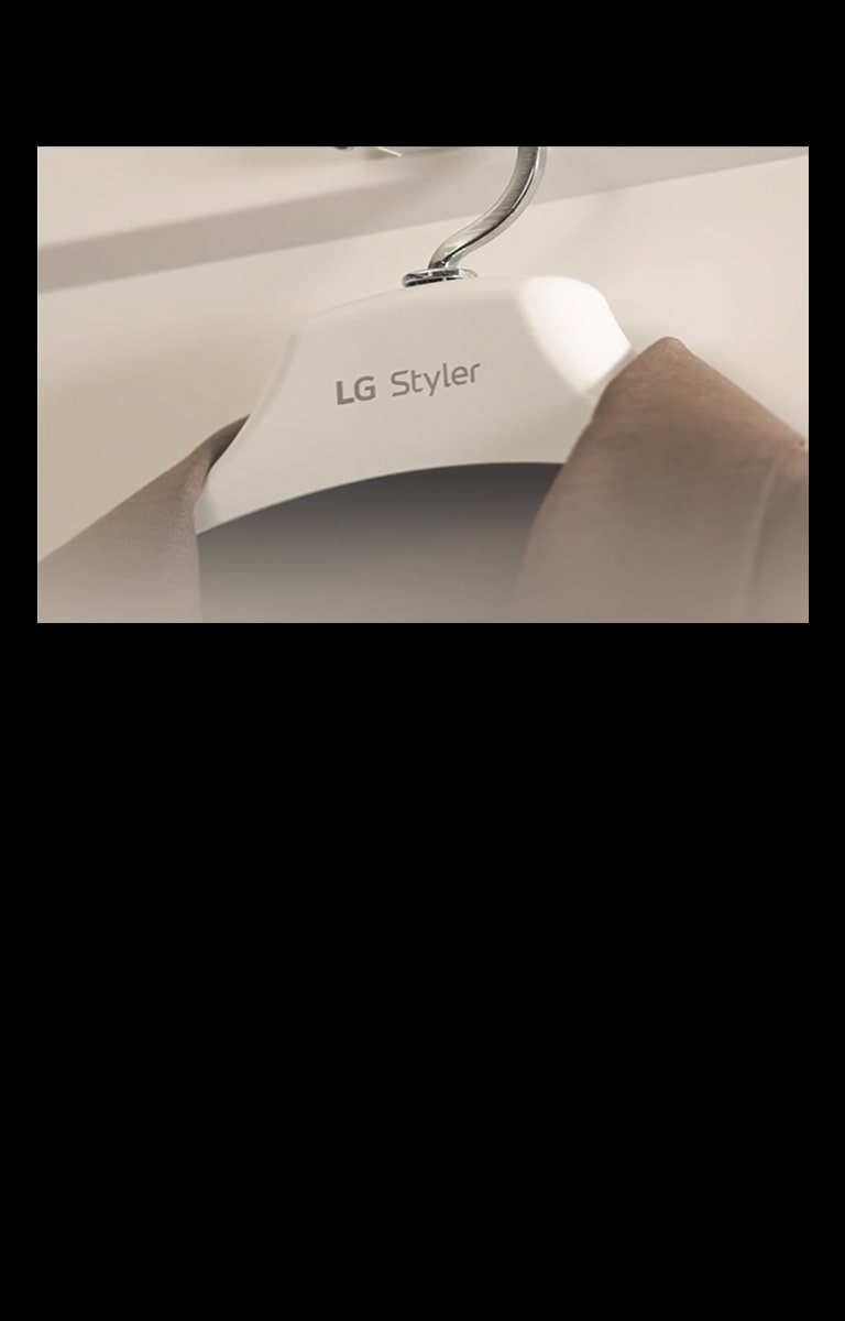 使用 LG Styler 蒸汽衣物护理机多层 EZ Fit PantsPress™ 熨烫机熨平长裤褶皱、恢复裤褶的人。