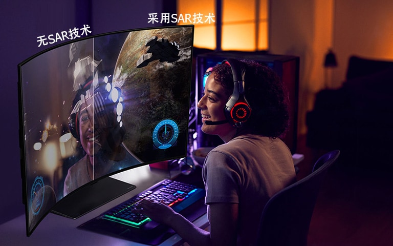 一个人正在使用LG OLED Flex玩游戏的画面。屏幕右侧是采用了SAR技术，显示了游戏的画面内容。而屏幕的左侧是无SAR技术的画面，屏幕上反射出玩家的脸。