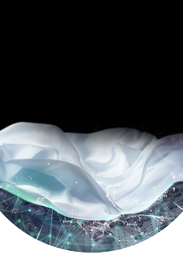 滚筒式洗衣机的滚筒中正在洗涤一块白布。