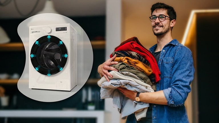 他站在洗好的衣物旁。他身旁有一张较大图像，其中显示洗衣机内部。