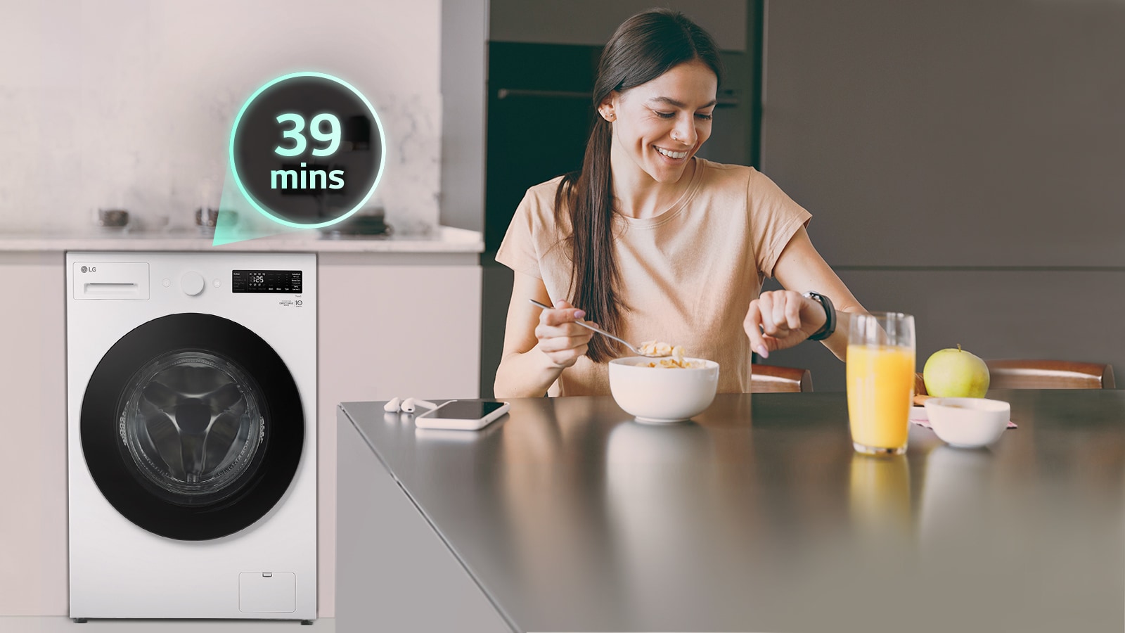 女士坐在桌旁看着手表，身后有一台洗衣机