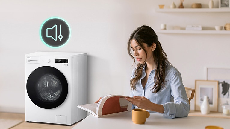 女士坐在桌旁读书，身旁显示不会产生那么多噪音的图标和洗衣机。
