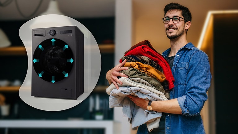他站在洗好的衣物旁。他身旁有一张较大图像，其中显示洗衣机内部。