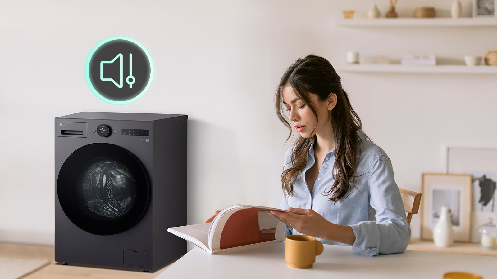 女士坐在桌旁读书，身旁显示不会产生那么多噪音的图标和洗衣机。