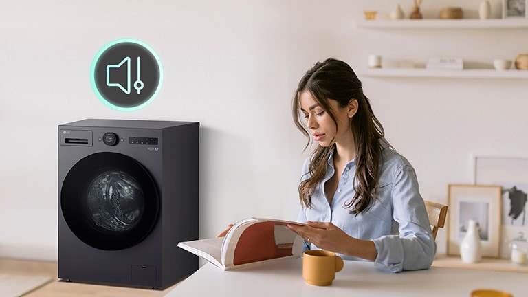 女士坐在桌旁读书，身旁显示不会产生那么多噪音的图标和洗衣机。