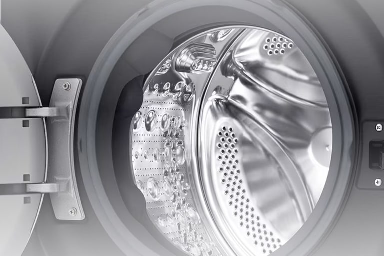 它显示了洗衣筒的内部细节。