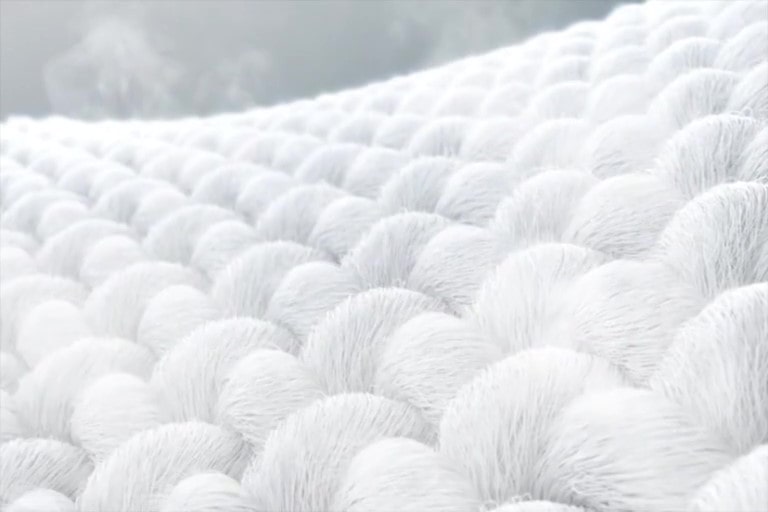 视频展示了放大后的经蒸汽处理的织物细节 