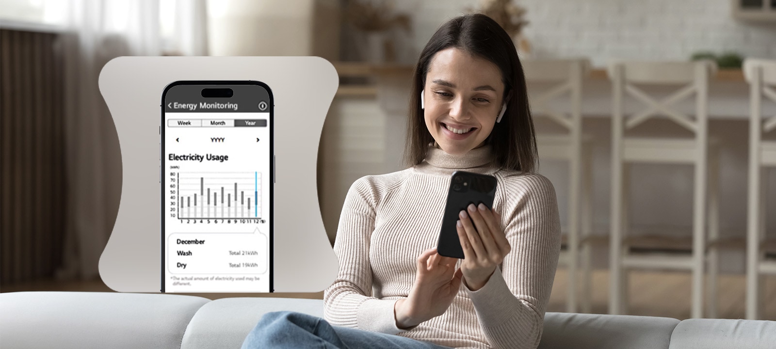 女士正在通过应用程序检查洗衣机的能源使用情况。