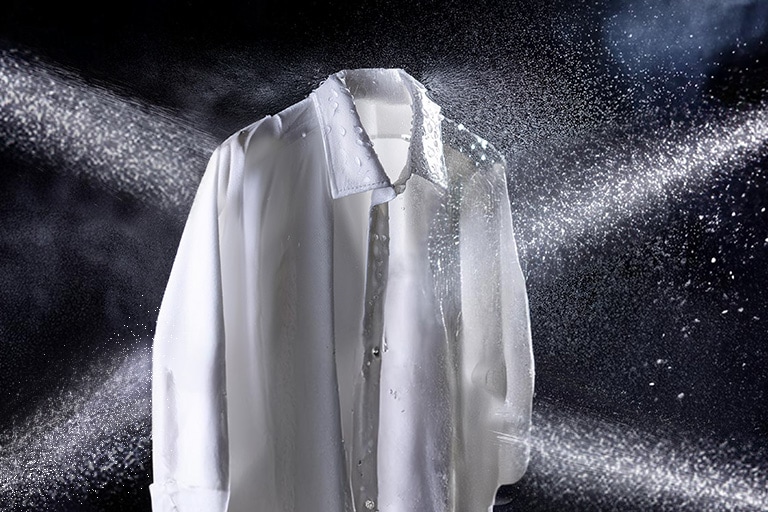 四个喷嘴向衬衫喷洒水流的图片