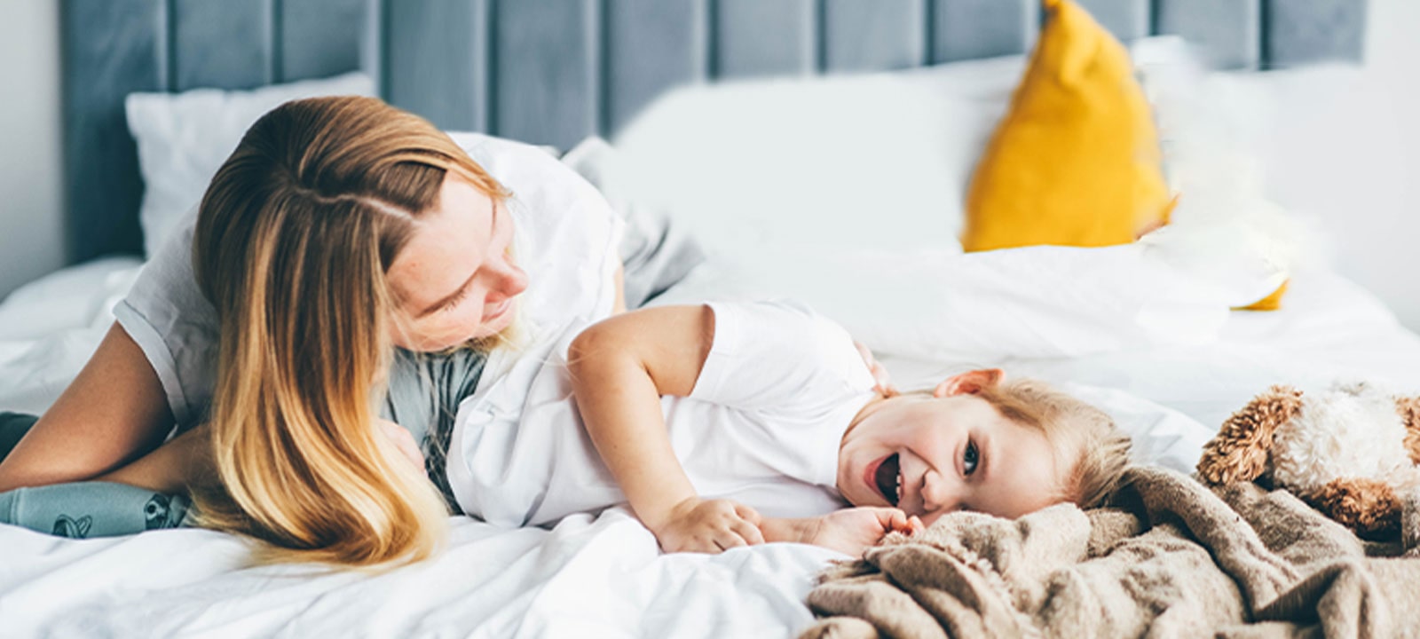 孩子和母亲躺在床上。