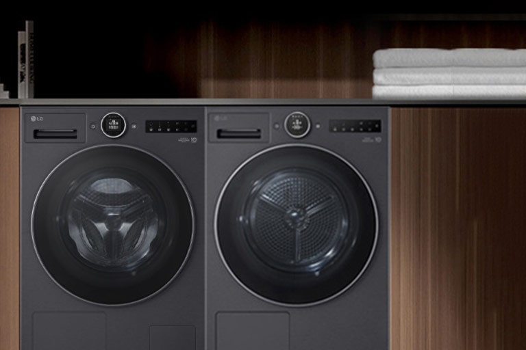 洗衣机和烘干机在室内并排放置的图像。