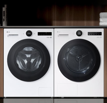 洗衣机和烘干机在室内并排放置的图像。