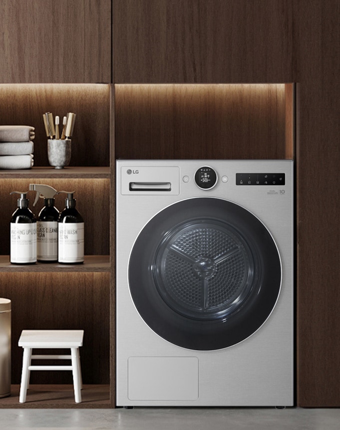 起居室内的 LG 烘干机。