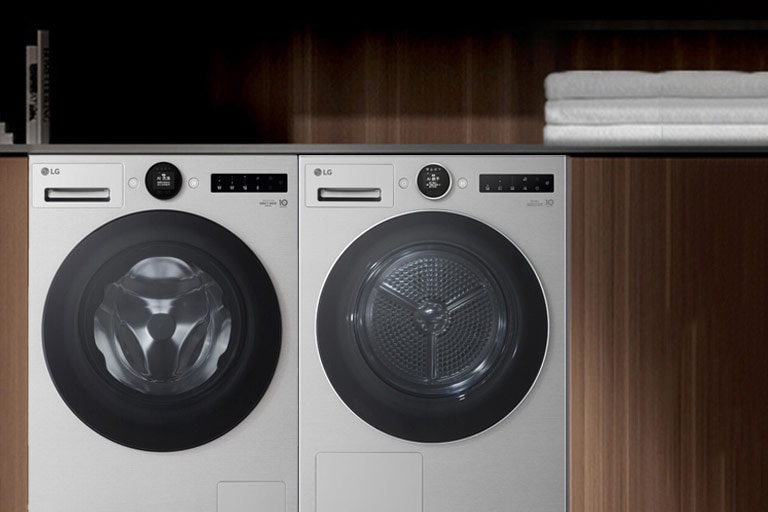 洗衣机和烘干机在室内并排放置的图像。