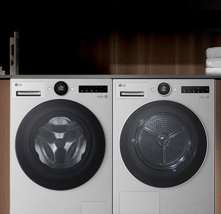 洗衣机和烘干机在室内并排放置的图像。