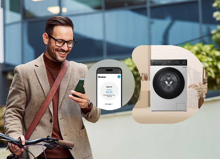 男子正在使用该应用程序，同时查看手机。